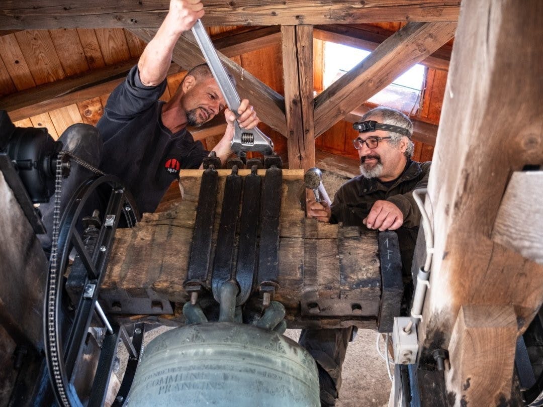 Suspension des cloches de Prangins avec les deux spécialistes José Benitez et Lionel Glassier de la célèbre entreprise lucernoise Muff Kirchturmtechnik AG