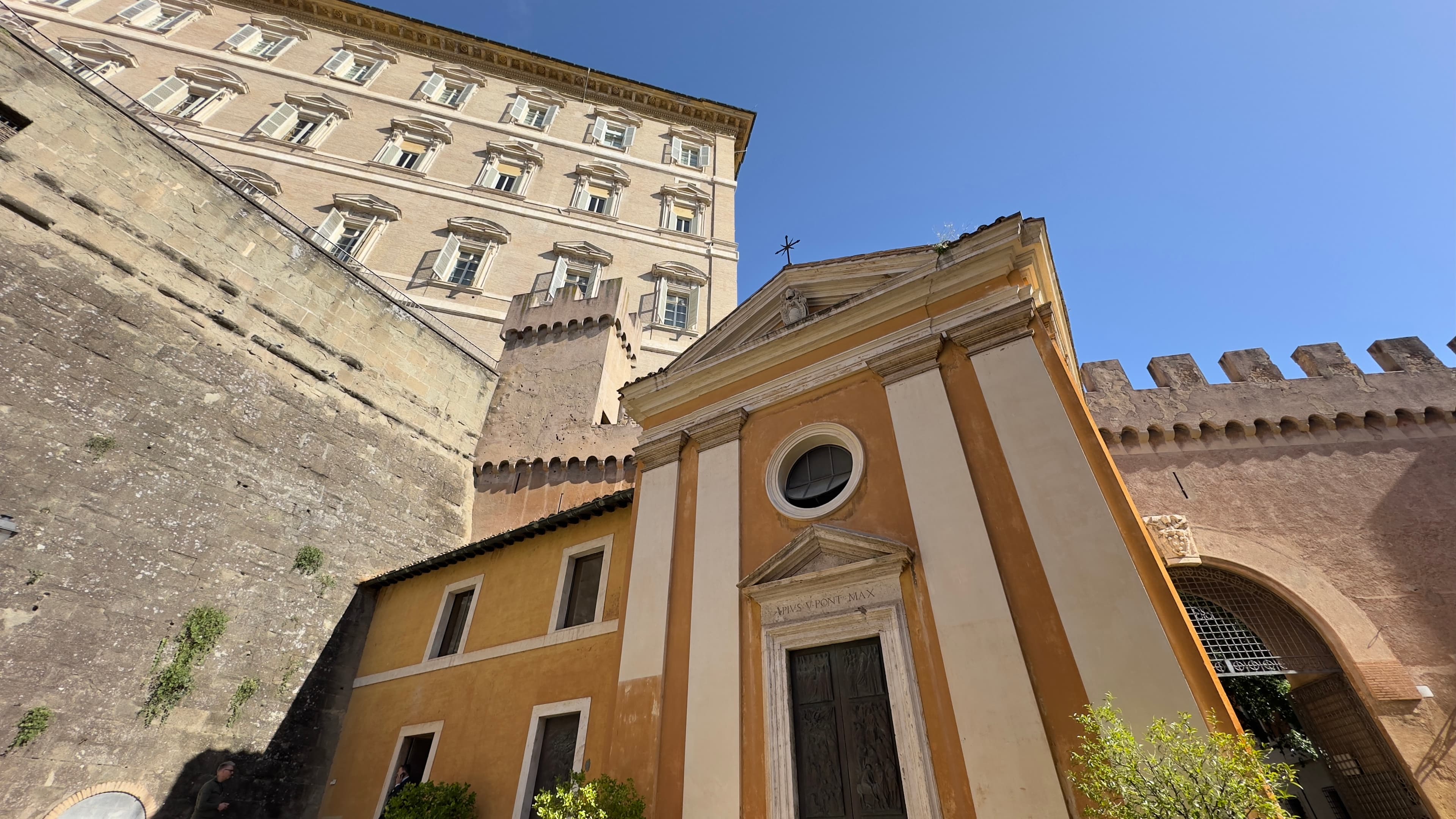 Schweizergarde Kapelle mit historischem Hintergrund