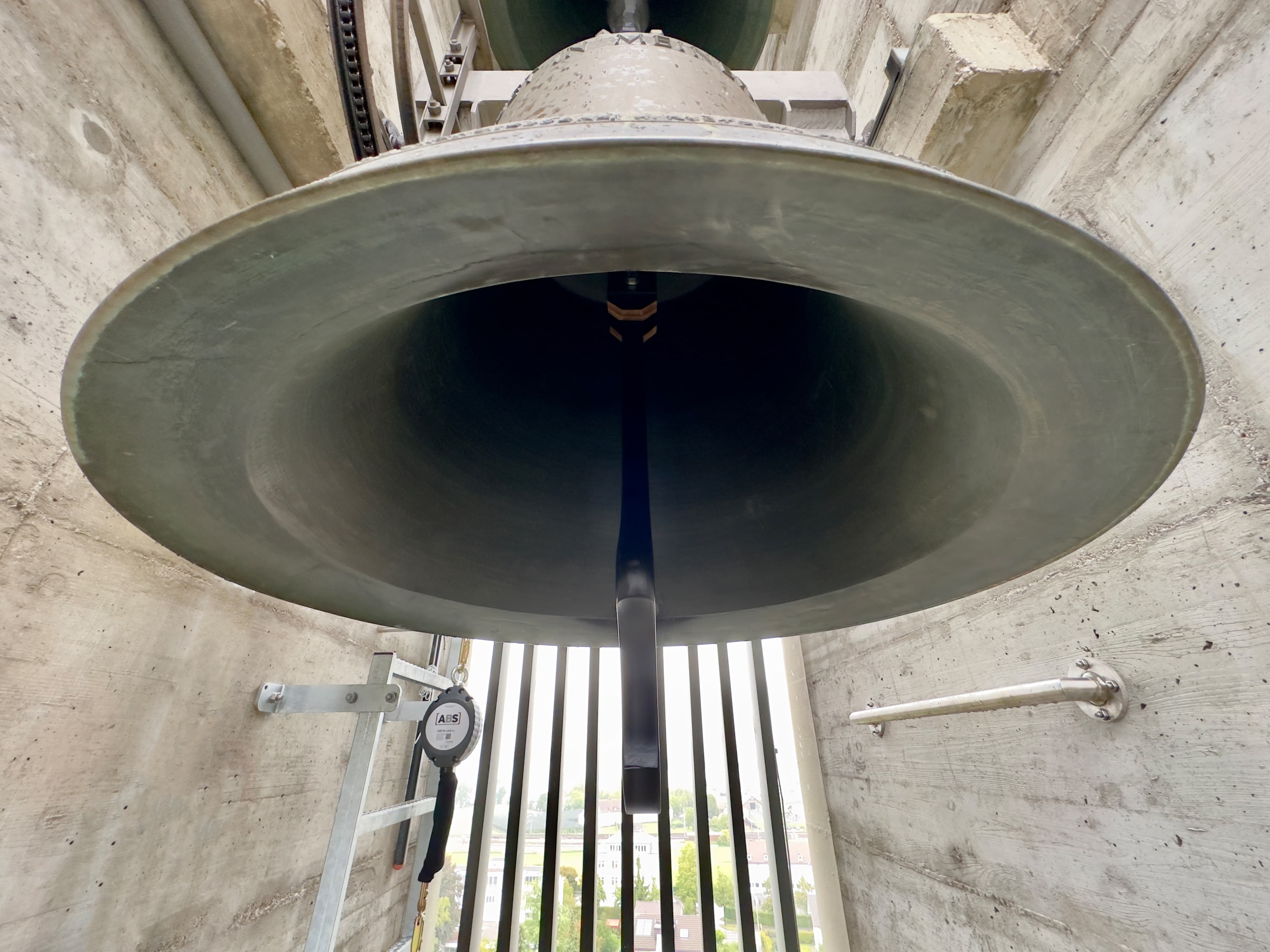 Freischwingende Glocke mit neuem Ankerklöppel für leisen Klang.